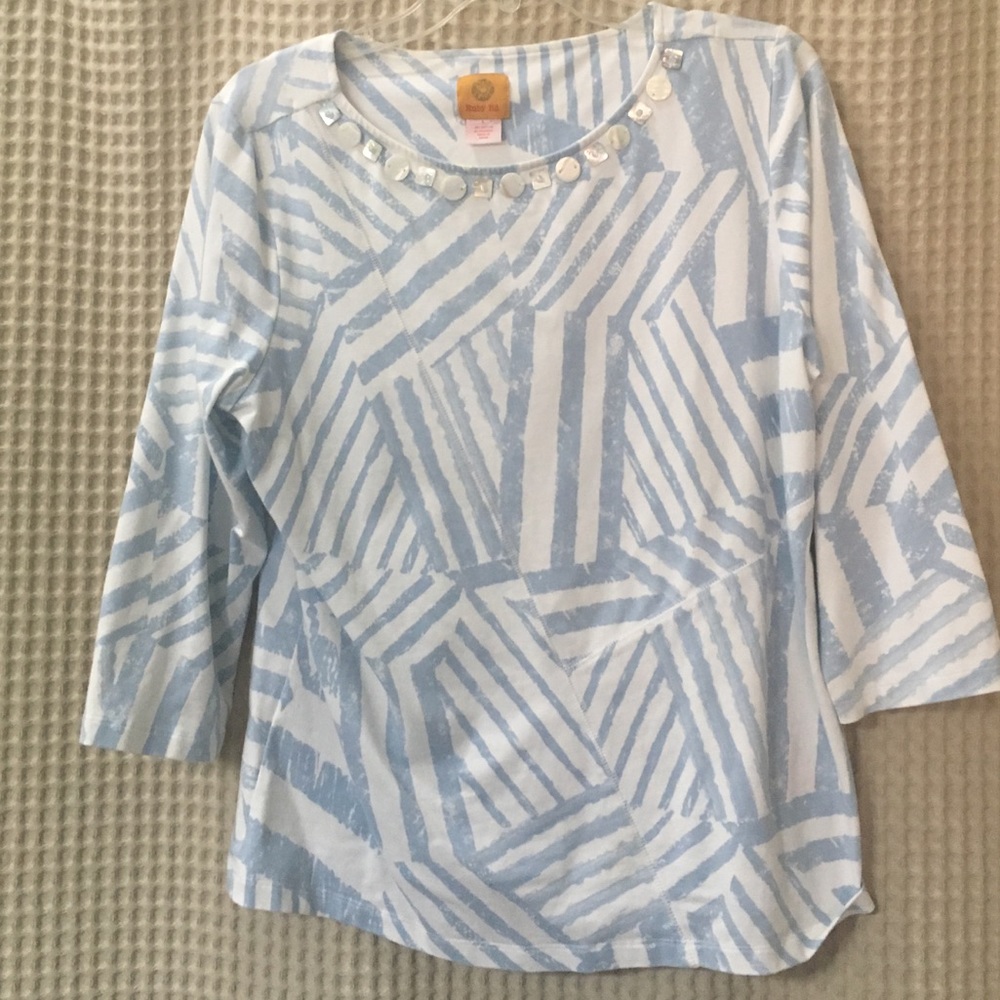 3/4 length sleeve top with beautiful neck details